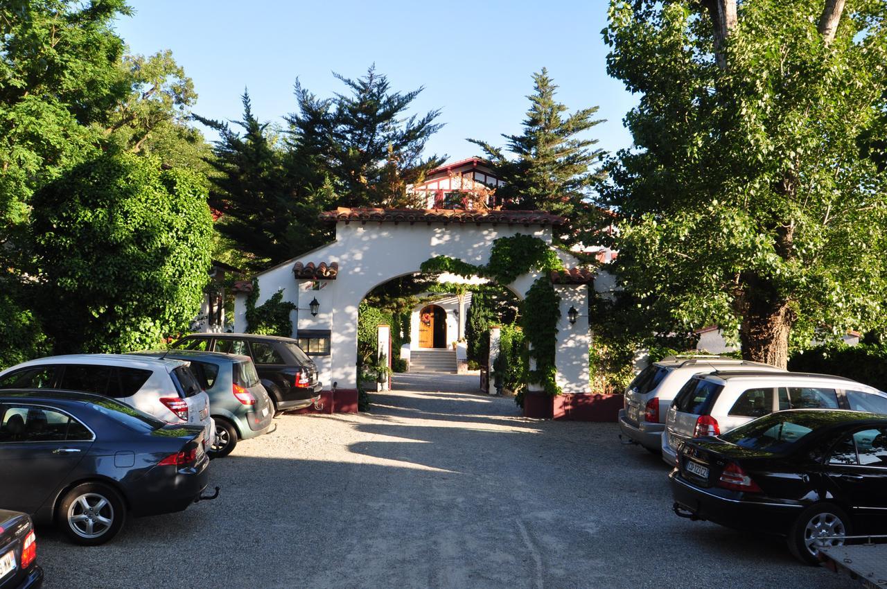 La Villa Du Parc Прад Екстериор снимка