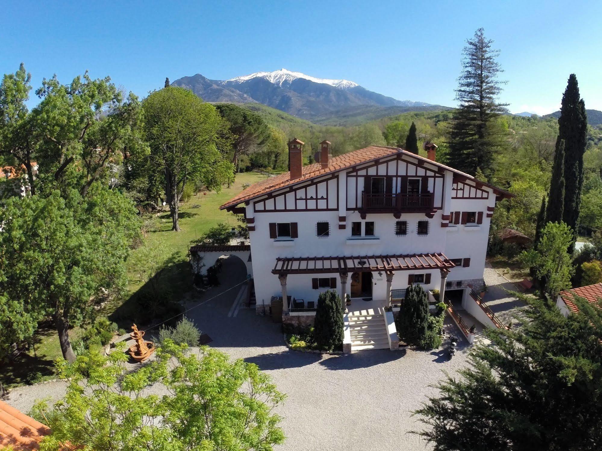 La Villa Du Parc Прад Екстериор снимка