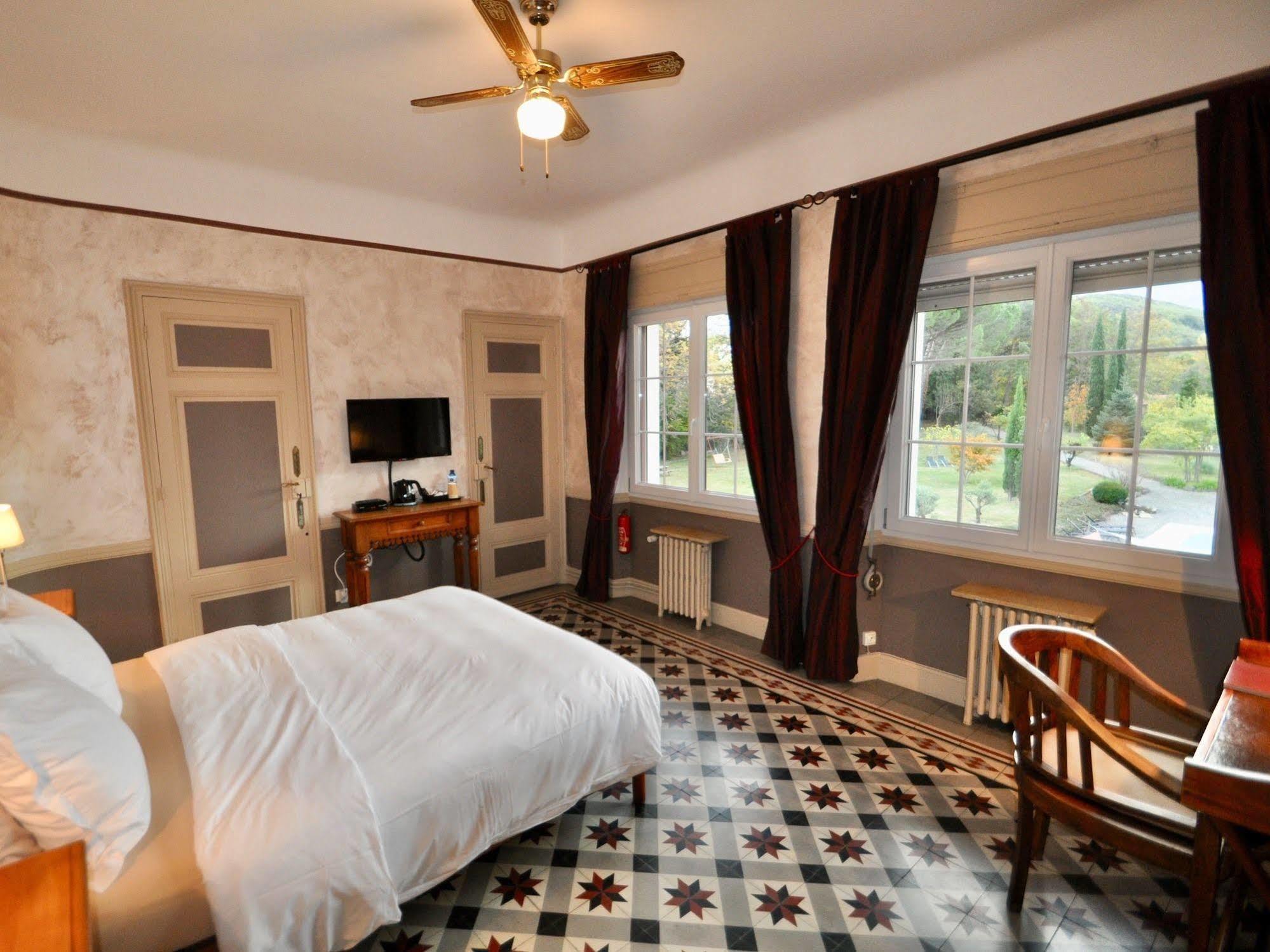 La Villa Du Parc Прад Екстериор снимка